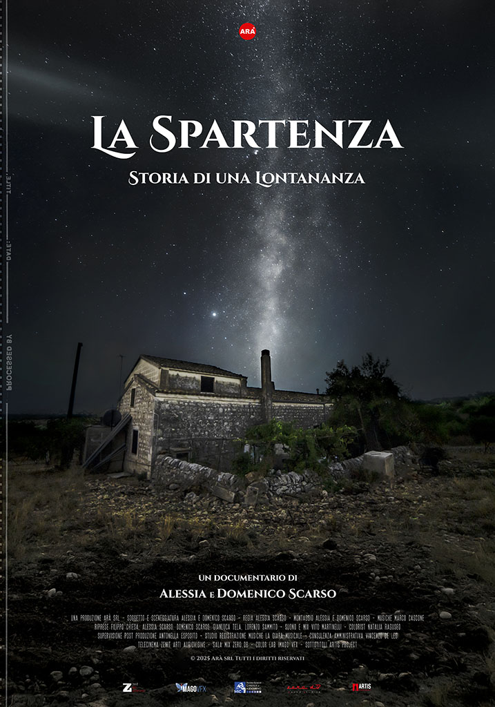 Locandina del documentario "La Spartenza. Storia di una Lontananza". Sulla casa in pietra di metà del novecento, di notte, emerge dal comignolo la via Lattea